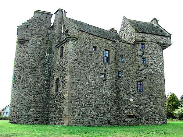 Famous-Castles-in-Scotland-Claypotts-Castle
